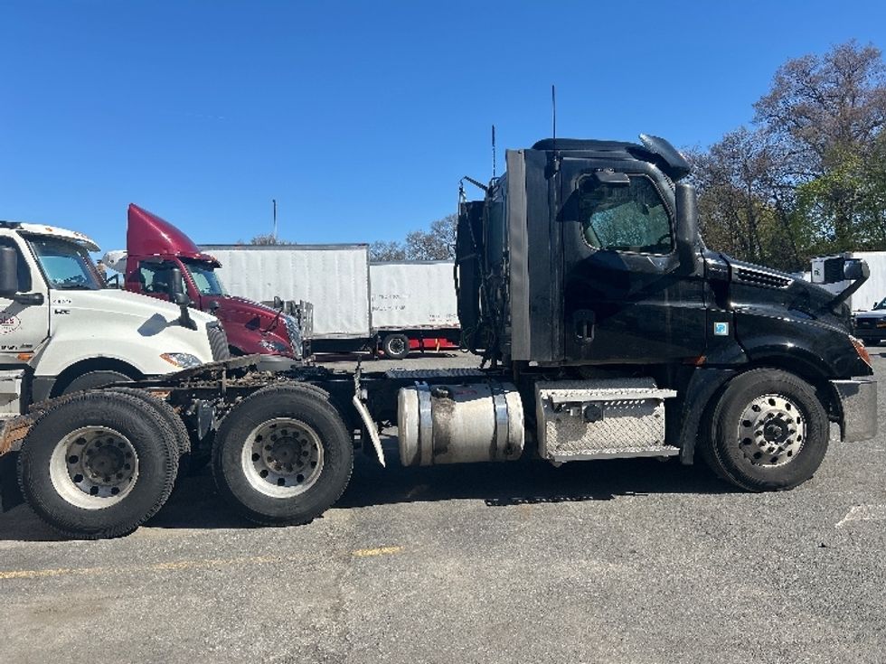 Day Cab Tractor-Heavy Duty Tractors-Freightliner-2019-T12664ST-Braintree-MA-415,727\n\t\tmiles-$ 35,750 - Image 8