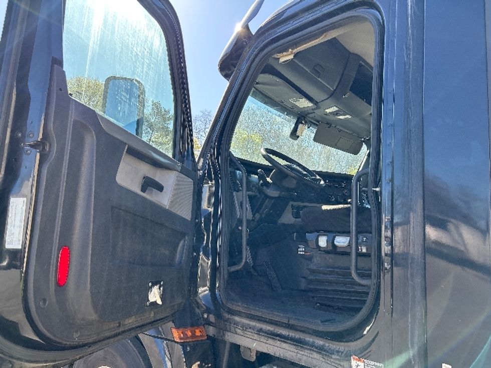 Day Cab Tractor-Heavy Duty Tractors-Freightliner-2019-T12664ST-Braintree-MA-415,727\n\t\tmiles-$ 35,750 - Image 9