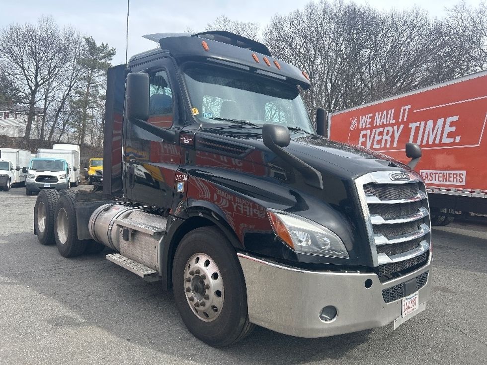 Day Cab Tractor-Heavy Duty Tractors-Freightliner-2019-T12664ST-Braintree-MA-424,413\n\t\tmiles-$ 34,750 - Image 1