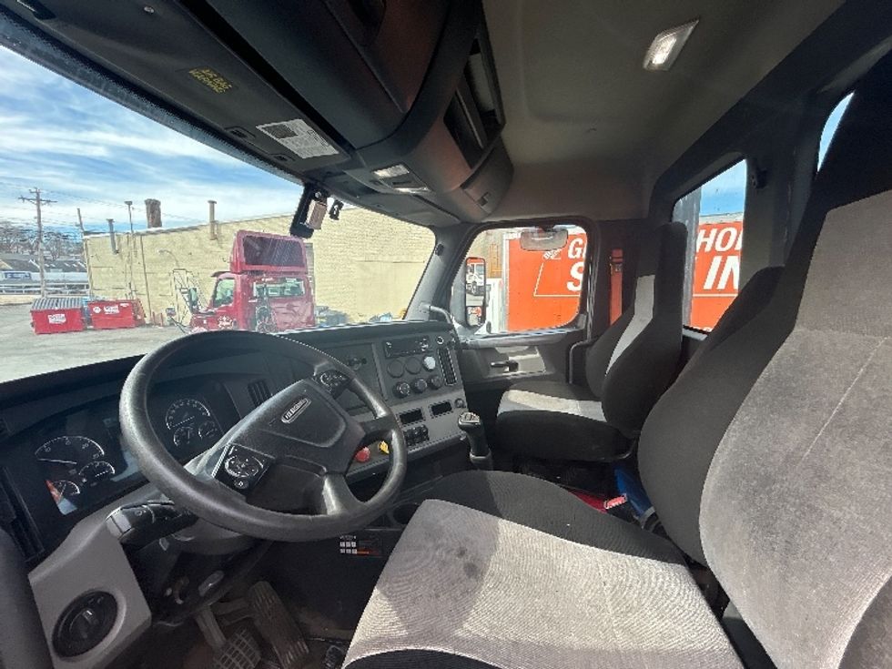 Day Cab Tractor-Heavy Duty Tractors-Freightliner-2019-T12664ST-Braintree-MA-424,413\n\t\tmiles-$ 34,750 - Image 10