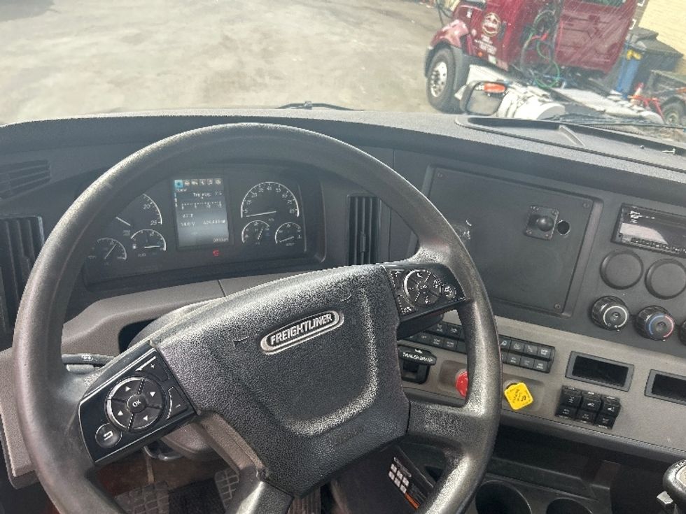 Day Cab Tractor-Heavy Duty Tractors-Freightliner-2019-T12664ST-Braintree-MA-424,413\n\t\tmiles-$ 34,750 - Image 11