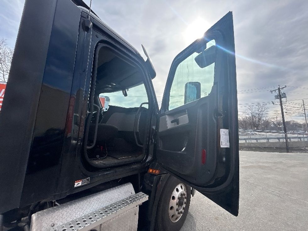 Day Cab Tractor-Heavy Duty Tractors-Freightliner-2019-T12664ST-Braintree-MA-424,413\n\t\tmiles-$ 34,750 - Image 12