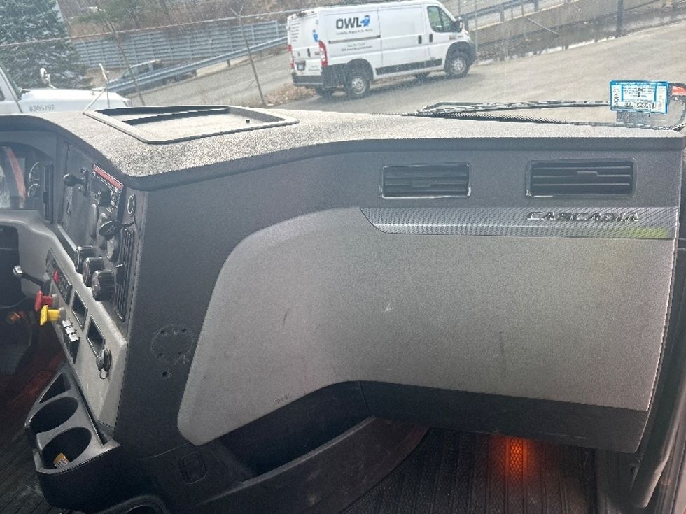 Day Cab Tractor-Heavy Duty Tractors-Freightliner-2019-T12664ST-Braintree-MA-424,413\n\t\tmiles-$ 34,750 - Image 13