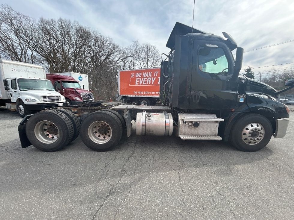 Day Cab Tractor-Heavy Duty Tractors-Freightliner-2019-T12664ST-Braintree-MA-424,413\n\t\tmiles-$ 34,750 - Image 8