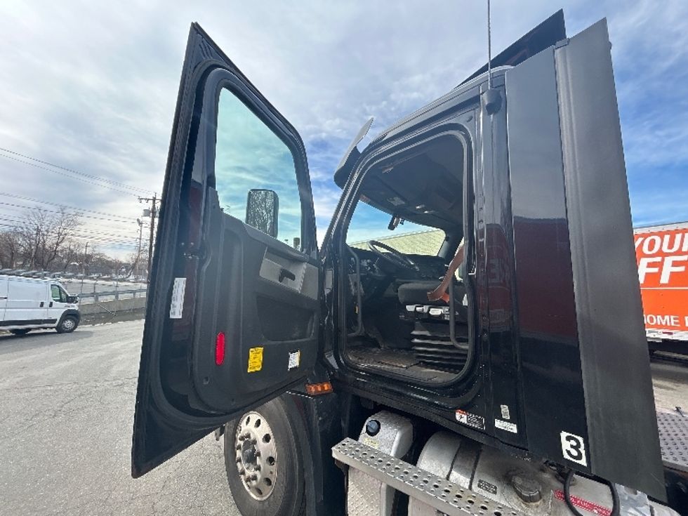 Day Cab Tractor-Heavy Duty Tractors-Freightliner-2019-T12664ST-Braintree-MA-424,413\n\t\tmiles-$ 34,750 - Image 9