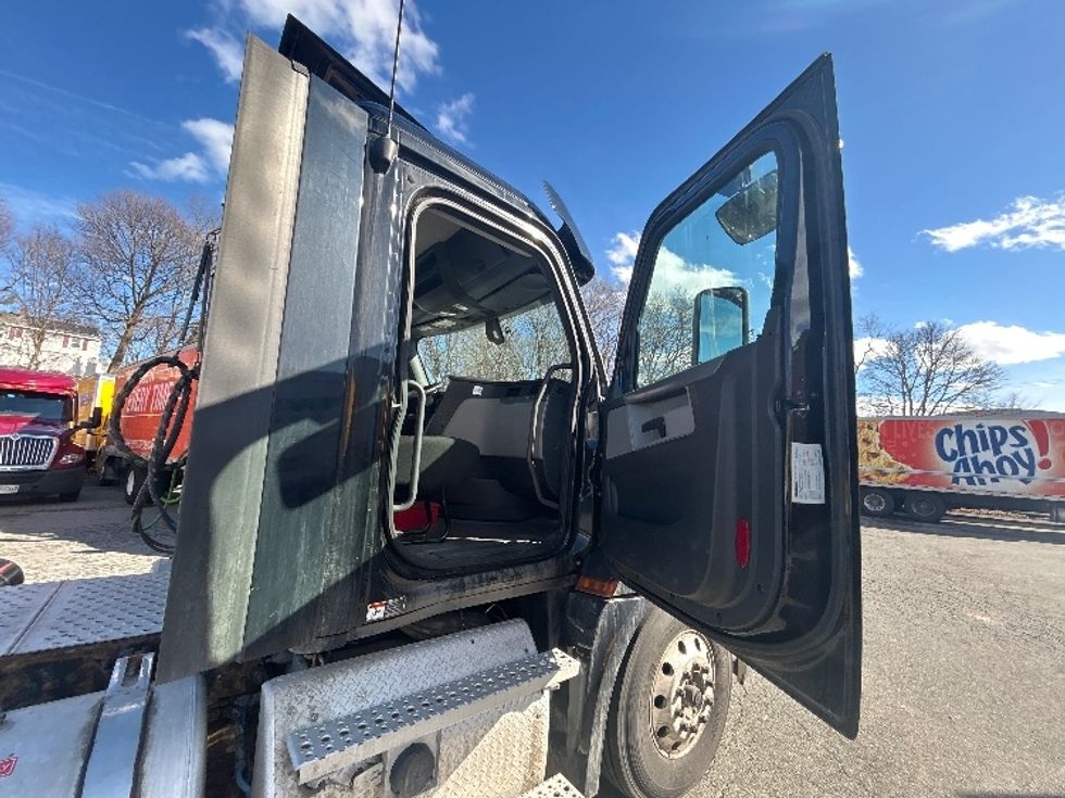 Day Cab Tractor-Heavy Duty Tractors-Freightliner-2019-T12664ST-Braintree-MA-442,816\n\t\tmiles-$ 34,250 - Image 12