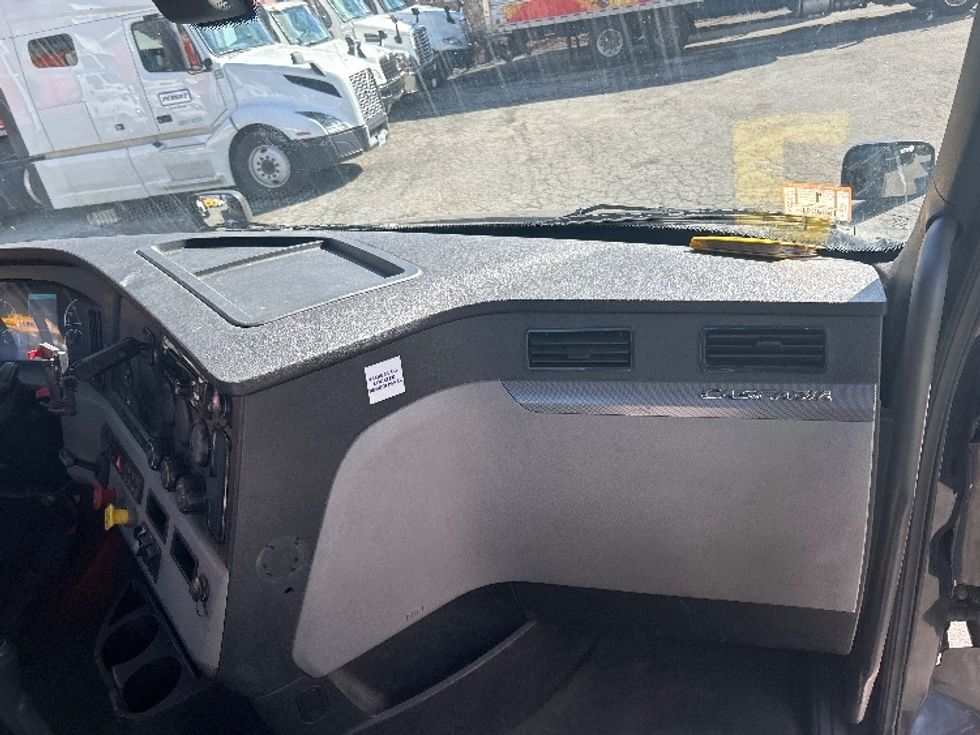 Day Cab Tractor-Heavy Duty Tractors-Freightliner-2019-T12664ST-Braintree-MA-442,816\n\t\tmiles-$ 34,250 - Image 13