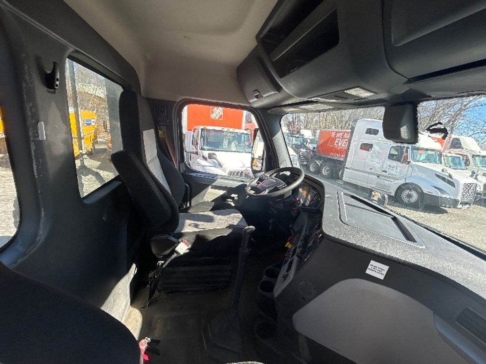 Day Cab Tractor-Heavy Duty Tractors-Freightliner-2019-T12664ST-Braintree-MA-442,816\n\t\tmiles-$ 34,250 - Image 14