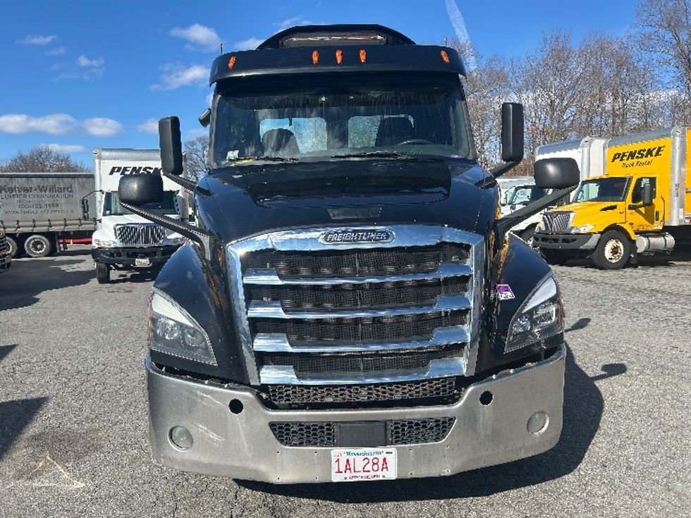 Day Cab Tractor-Heavy Duty Tractors-Freightliner-2019-T12664ST-Braintree-MA-442,816\n\t\tmiles-$ 34,250 - Image 2