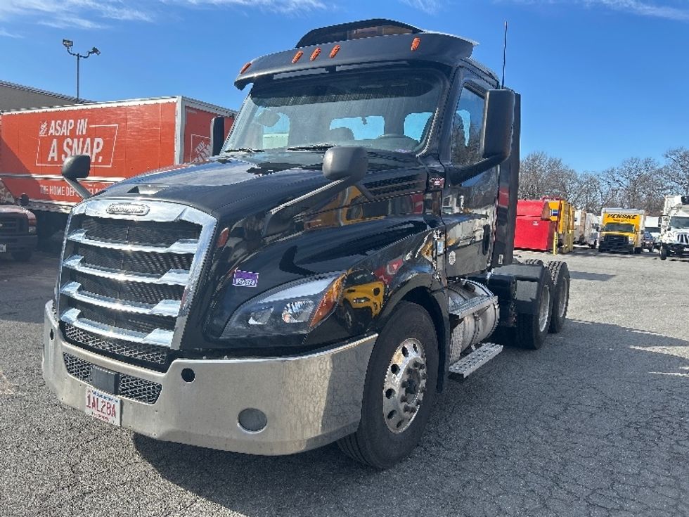 Day Cab Tractor-Heavy Duty Tractors-Freightliner-2019-T12664ST-Braintree-MA-442,816\n\t\tmiles-$ 34,250 - Image 3