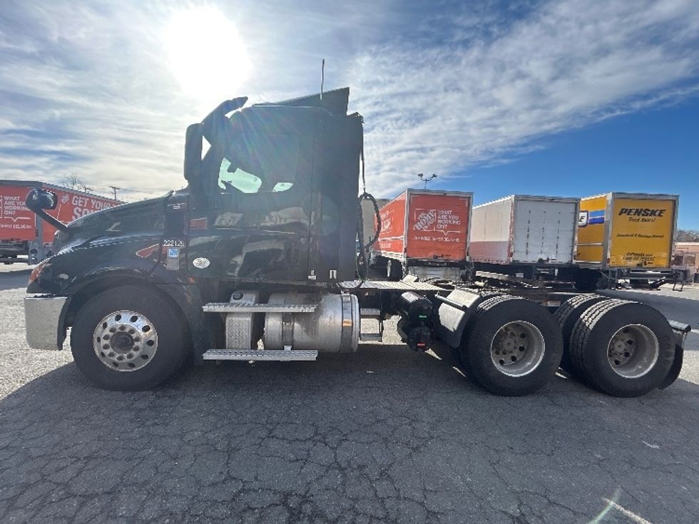 Day Cab Tractor-Heavy Duty Tractors-Freightliner-2019-T12664ST-Braintree-MA-442,816\n\t\tmiles-$ 34,250 - Image 4