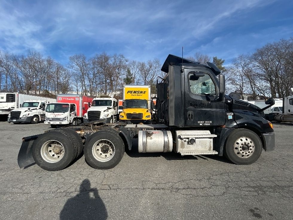 Day Cab Tractor-Heavy Duty Tractors-Freightliner-2019-T12664ST-Braintree-MA-442,816\n\t\tmiles-$ 34,250 - Image 8