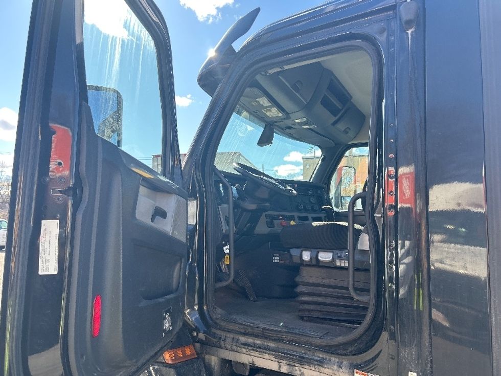 Day Cab Tractor-Heavy Duty Tractors-Freightliner-2019-T12664ST-Braintree-MA-442,816\n\t\tmiles-$ 34,250 - Image 9