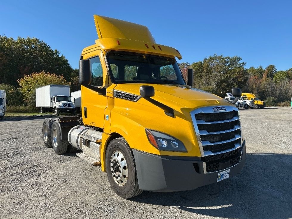 Day Cab Tractor-Heavy Duty Tractors-Freightliner-2019-T12664ST-Braintree-MA-589,036\n\t\tmiles-$ 29,250 - Image 1