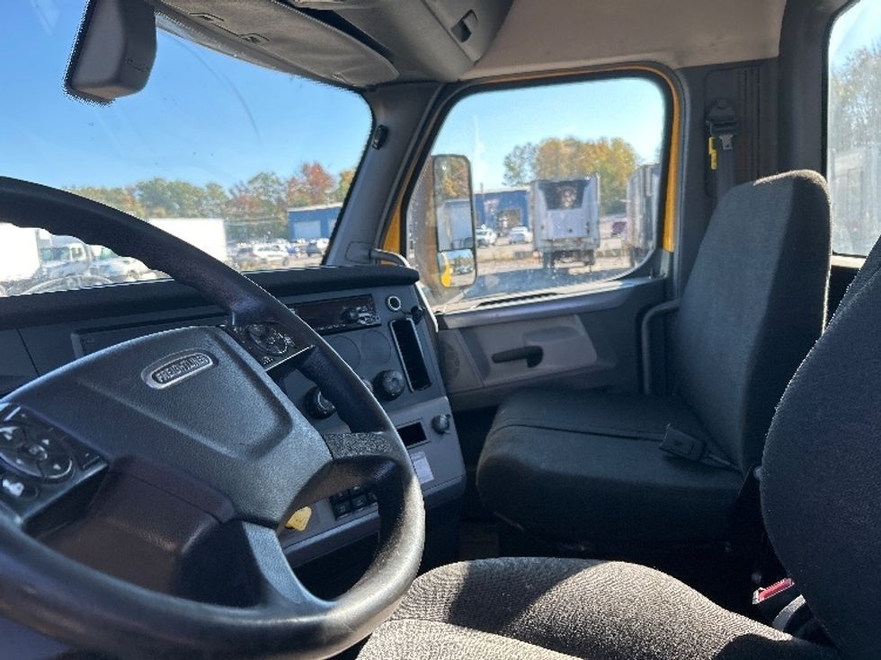 Day Cab Tractor-Heavy Duty Tractors-Freightliner-2019-T12664ST-Braintree-MA-589,036\n\t\tmiles-$ 29,250 - Image 10