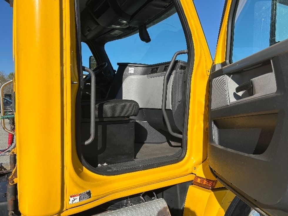 Day Cab Tractor-Heavy Duty Tractors-Freightliner-2019-T12664ST-Braintree-MA-589,036\n\t\tmiles-$ 29,250 - Image 12