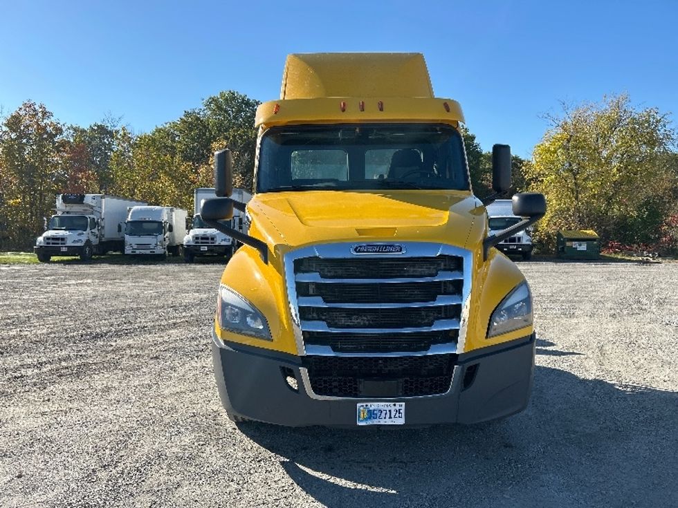 Day Cab Tractor-Heavy Duty Tractors-Freightliner-2019-T12664ST-Braintree-MA-589,036\n\t\tmiles-$ 29,250 - Image 2