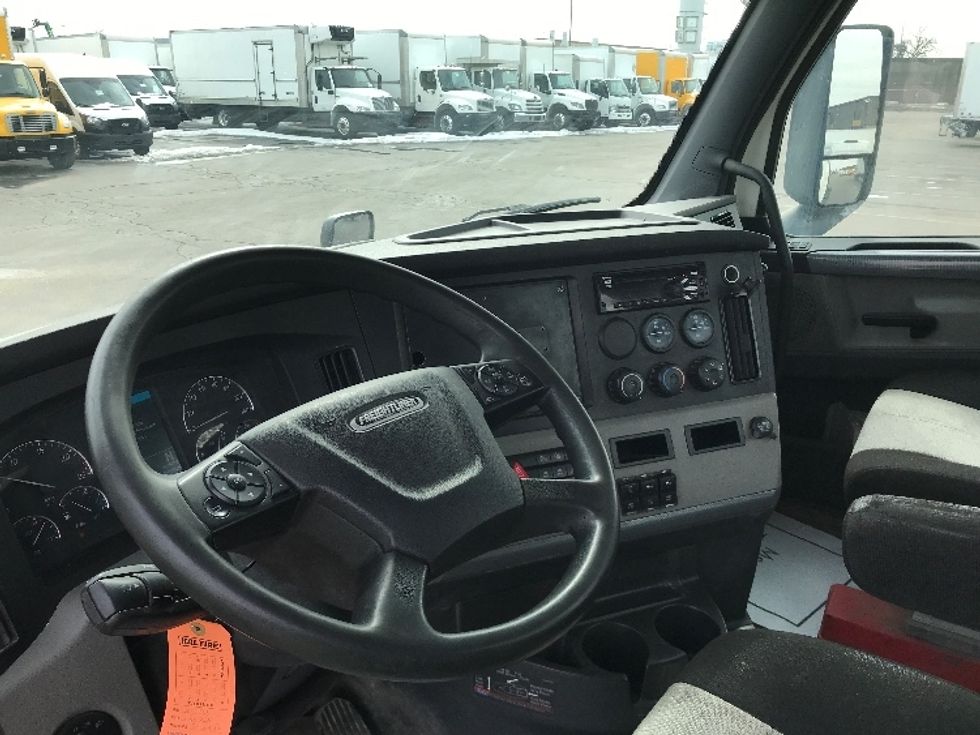 Day Cab Tractor-Heavy Duty Tractors-Freightliner-2019-T12664ST-Brampton-ON-740,632\n\t\tkm-$ 48,500 - Image 10