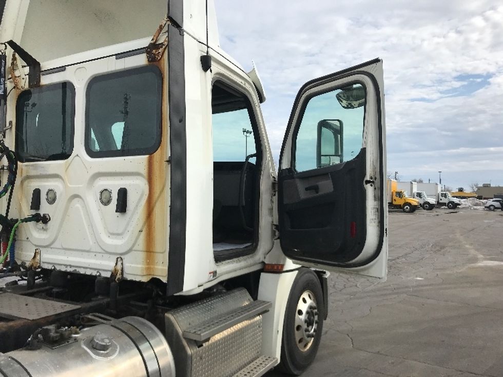 Day Cab Tractor-Heavy Duty Tractors-Freightliner-2019-T12664ST-Brampton-ON-740,632\n\t\tkm-$ 48,500 - Image 12