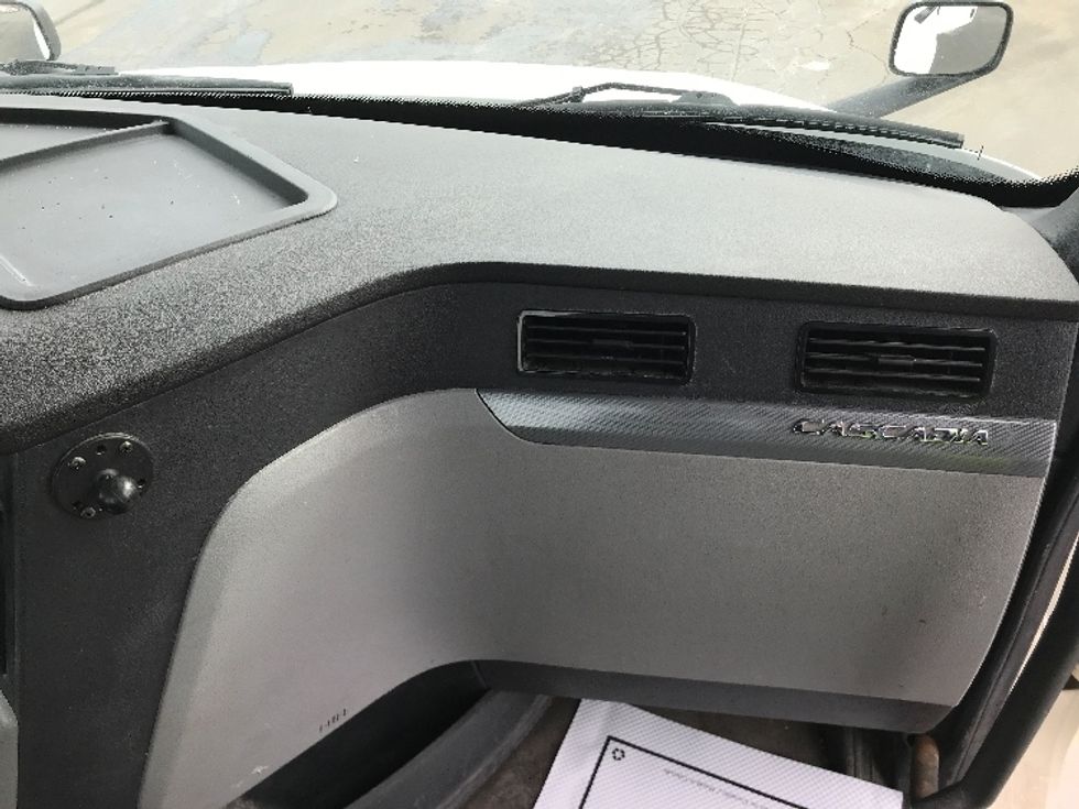 Day Cab Tractor-Heavy Duty Tractors-Freightliner-2019-T12664ST-Brampton-ON-740,632\n\t\tkm-$ 48,500 - Image 13