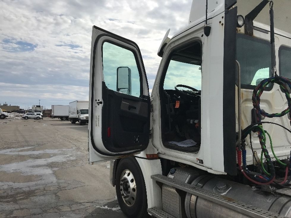 Day Cab Tractor-Heavy Duty Tractors-Freightliner-2019-T12664ST-Brampton-ON-740,632\n\t\tkm-$ 48,500 - Image 9