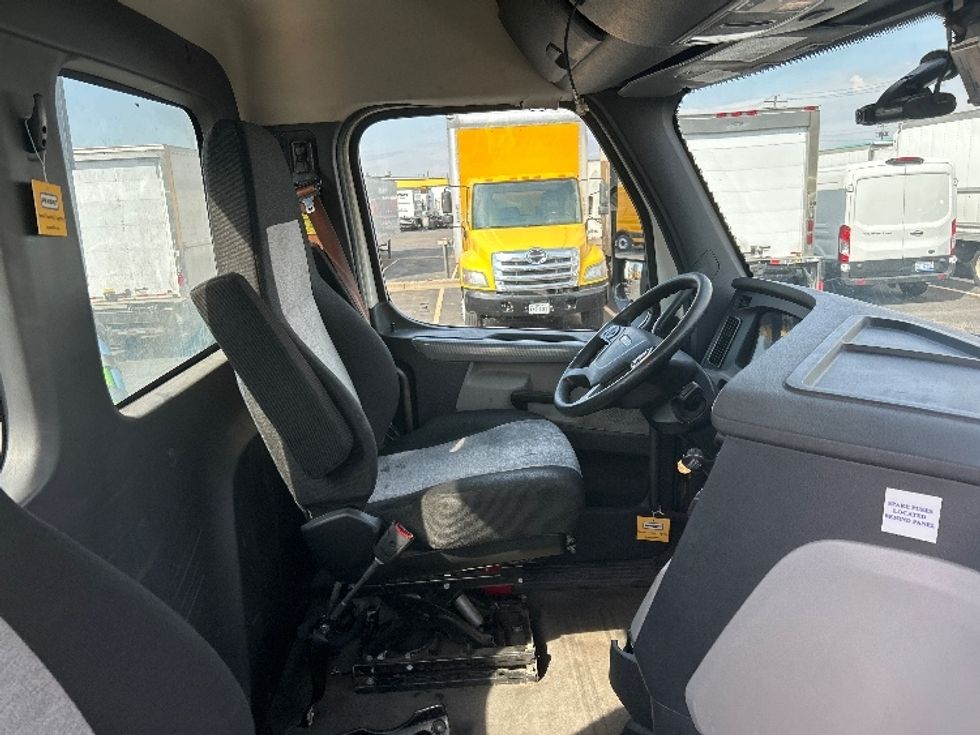 Day Cab Tractor-Heavy Duty Tractors-Freightliner-2019-T12664ST-Brooklyn Park-MN-187,258\n\t\tmiles-$ 59,250 - Image 14