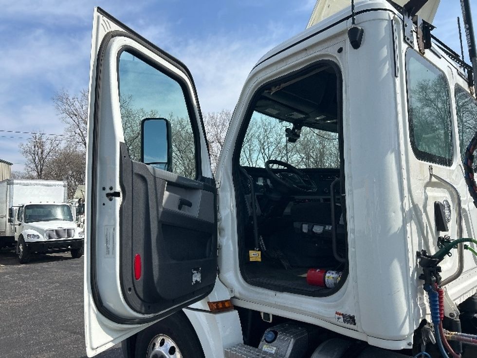 Day Cab Tractor-Heavy Duty Tractors-Freightliner-2019-T12664ST-Brooklyn Park-MN-187,258\n\t\tmiles-$ 59,250 - Image 9