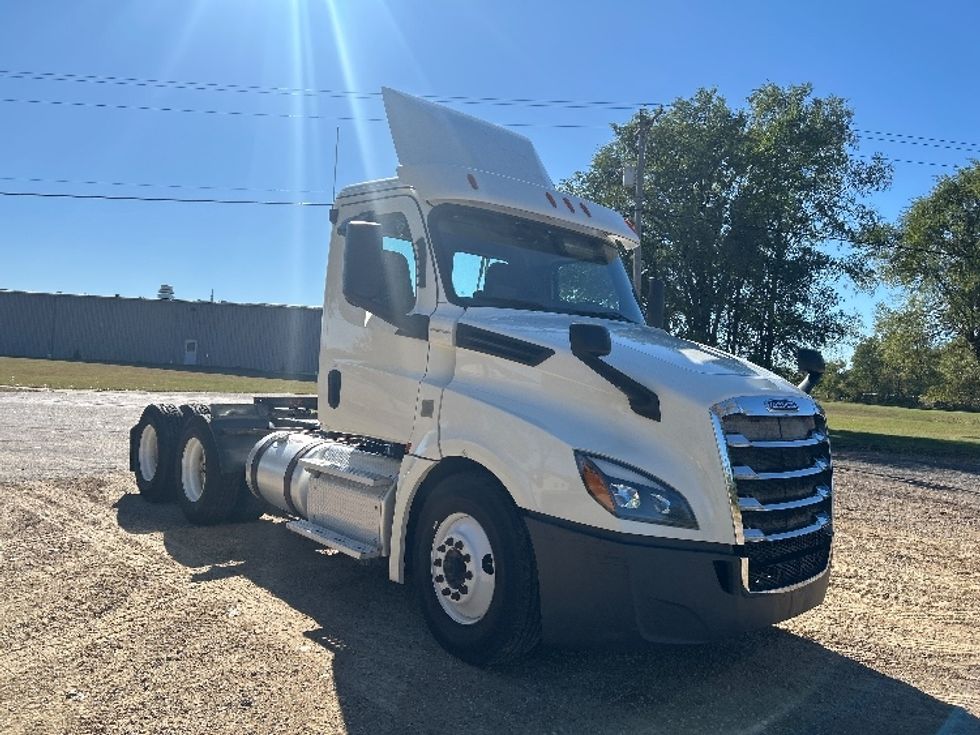 Day Cab Tractor-Heavy Duty Tractors-Freightliner-2019-T12664ST-Brooklyn Park-MN-237,550\n\t\tmiles-$ 47,750 - Image 1