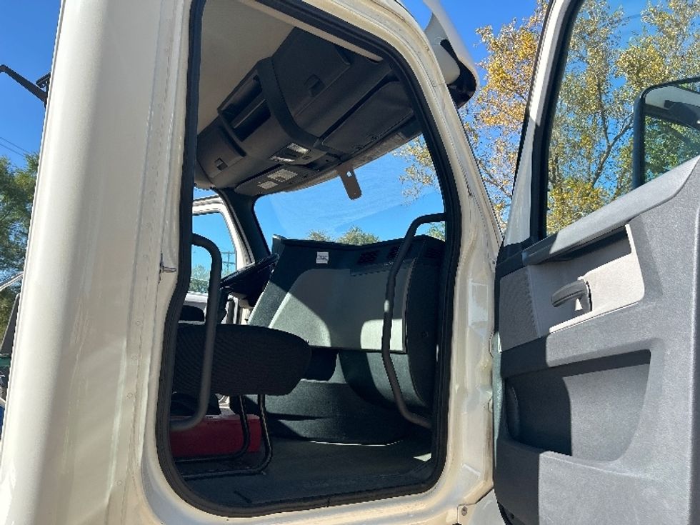 Day Cab Tractor-Heavy Duty Tractors-Freightliner-2019-T12664ST-Brooklyn Park-MN-237,550\n\t\tmiles-$ 47,750 - Image 12