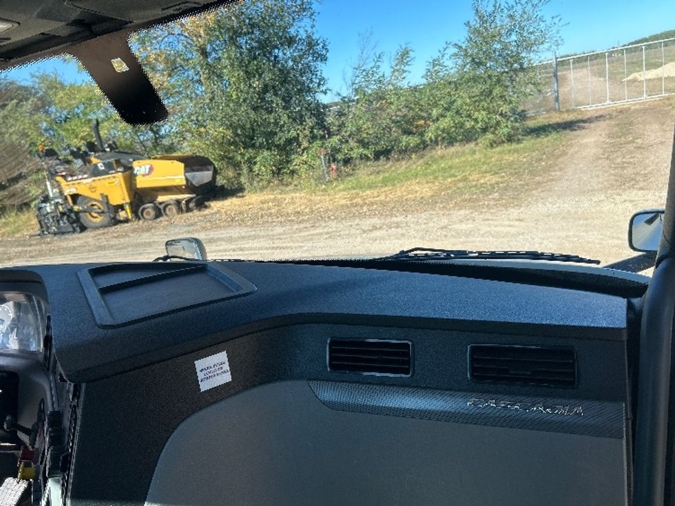 Day Cab Tractor-Heavy Duty Tractors-Freightliner-2019-T12664ST-Brooklyn Park-MN-237,550\n\t\tmiles-$ 47,750 - Image 13