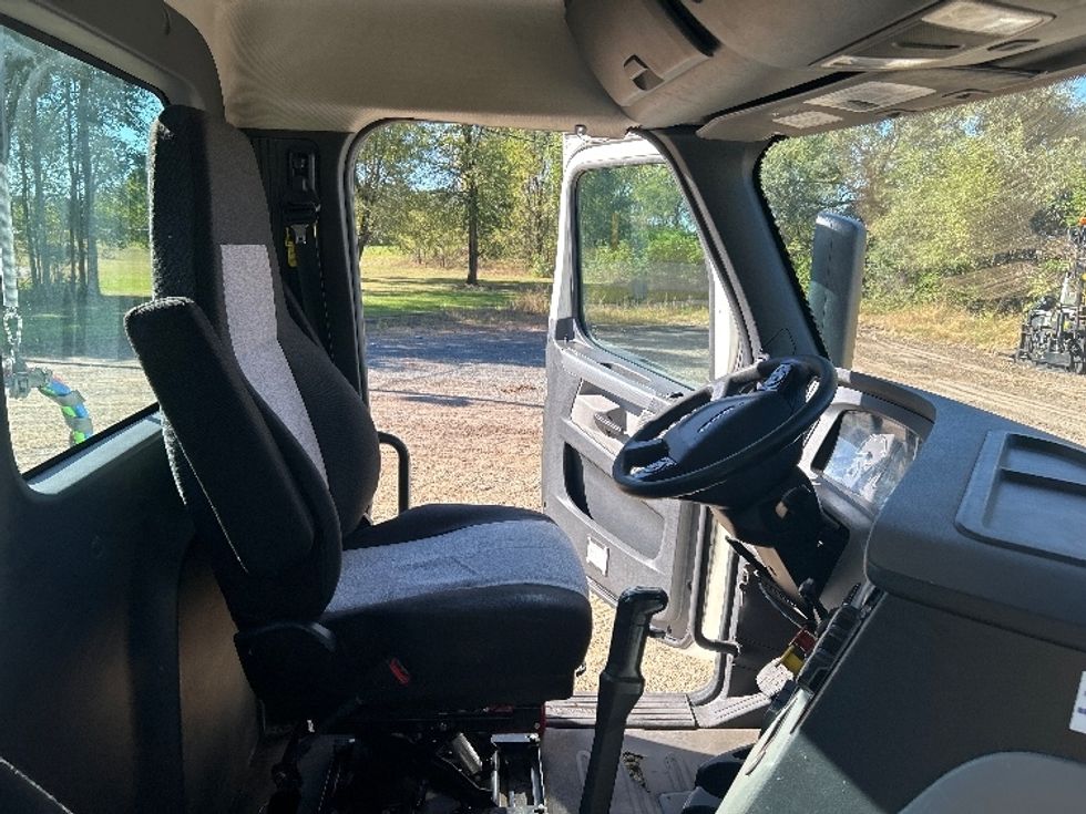 Day Cab Tractor-Heavy Duty Tractors-Freightliner-2019-T12664ST-Brooklyn Park-MN-237,550\n\t\tmiles-$ 47,750 - Image 14