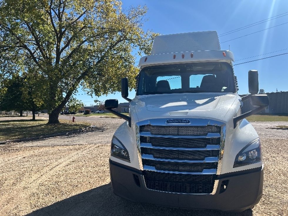 Day Cab Tractor-Heavy Duty Tractors-Freightliner-2019-T12664ST-Brooklyn Park-MN-237,550\n\t\tmiles-$ 47,750 - Image 2