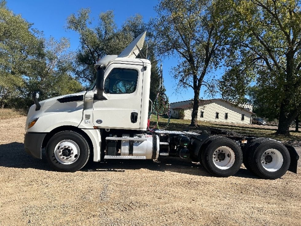 Day Cab Tractor-Heavy Duty Tractors-Freightliner-2019-T12664ST-Brooklyn Park-MN-237,550\n\t\tmiles-$ 47,750 - Image 4