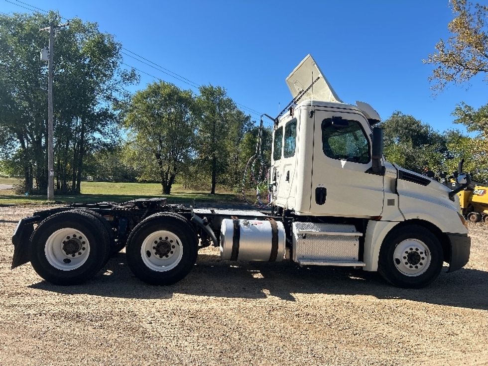 Day Cab Tractor-Heavy Duty Tractors-Freightliner-2019-T12664ST-Brooklyn Park-MN-237,550\n\t\tmiles-$ 47,750 - Image 8
