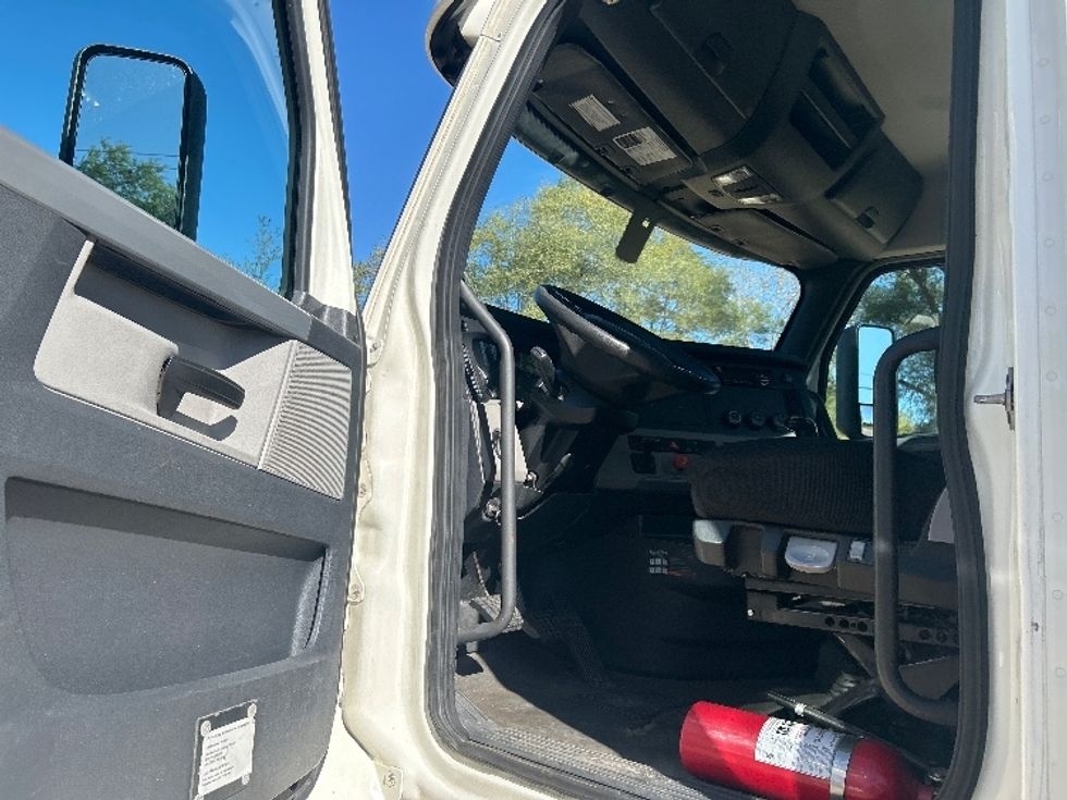 Day Cab Tractor-Heavy Duty Tractors-Freightliner-2019-T12664ST-Brooklyn Park-MN-237,550\n\t\tmiles-$ 47,750 - Image 9