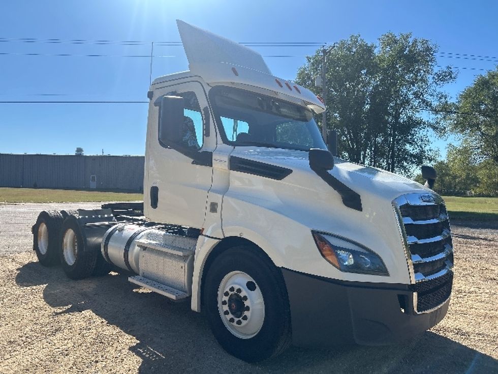 Day Cab Tractor-Heavy Duty Tractors-Freightliner-2019-T12664ST-Brooklyn Park-MN-249,433\n\t\tmiles-$ 47,000 - Image 1