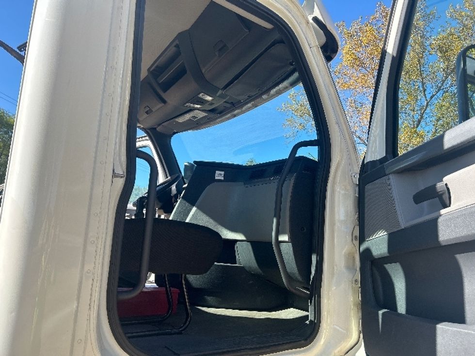 Day Cab Tractor-Heavy Duty Tractors-Freightliner-2019-T12664ST-Brooklyn Park-MN-249,433\n\t\tmiles-$ 47,000 - Image 12