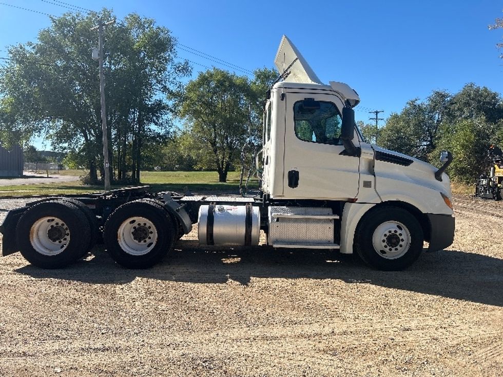 Day Cab Tractor-Heavy Duty Tractors-Freightliner-2019-T12664ST-Brooklyn Park-MN-249,433\n\t\tmiles-$ 47,000 - Image 8