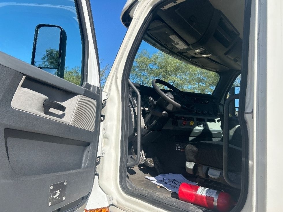 Day Cab Tractor-Heavy Duty Tractors-Freightliner-2019-T12664ST-Brooklyn Park-MN-249,433\n\t\tmiles-$ 47,000 - Image 9
