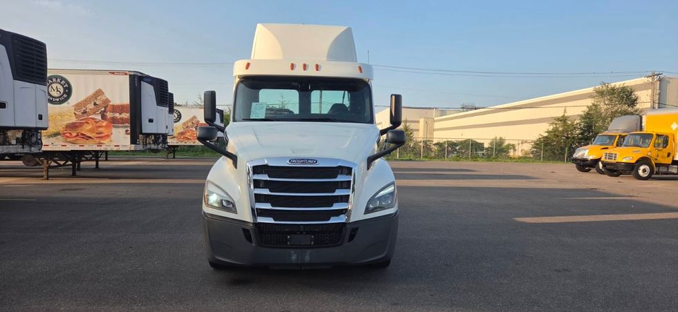 Day Cab Tractor-Heavy Duty Tractors-Freightliner-2019-T12664ST-Brooklyn Park-MN-276,488\n\t\tmiles-$ 38,750 - Image 2