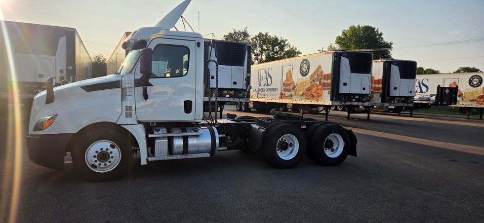 Day Cab Tractor-Heavy Duty Tractors-Freightliner-2019-T12664ST-Brooklyn Park-MN-276,488\n\t\tmiles-$ 38,750 - Image 4