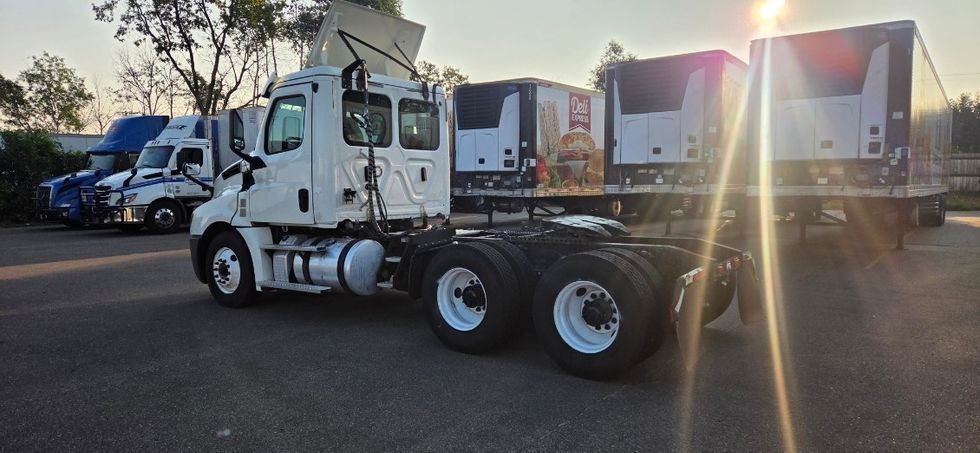 Day Cab Tractor-Heavy Duty Tractors-Freightliner-2019-T12664ST-Brooklyn Park-MN-276,488\n\t\tmiles-$ 38,750 - Image 5