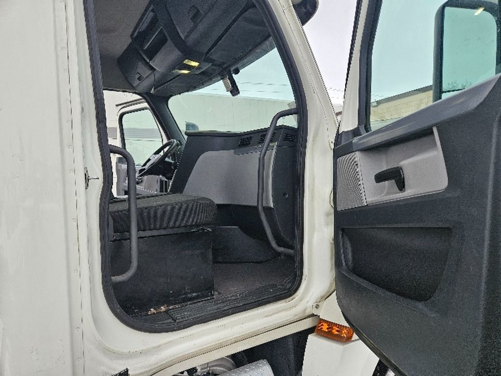 Day Cab Tractor-Heavy Duty Tractors-Freightliner-2019-T12664ST-Brooklyn Park-MN-276,488\n\t\tmiles-$ 49,000 - Image 12