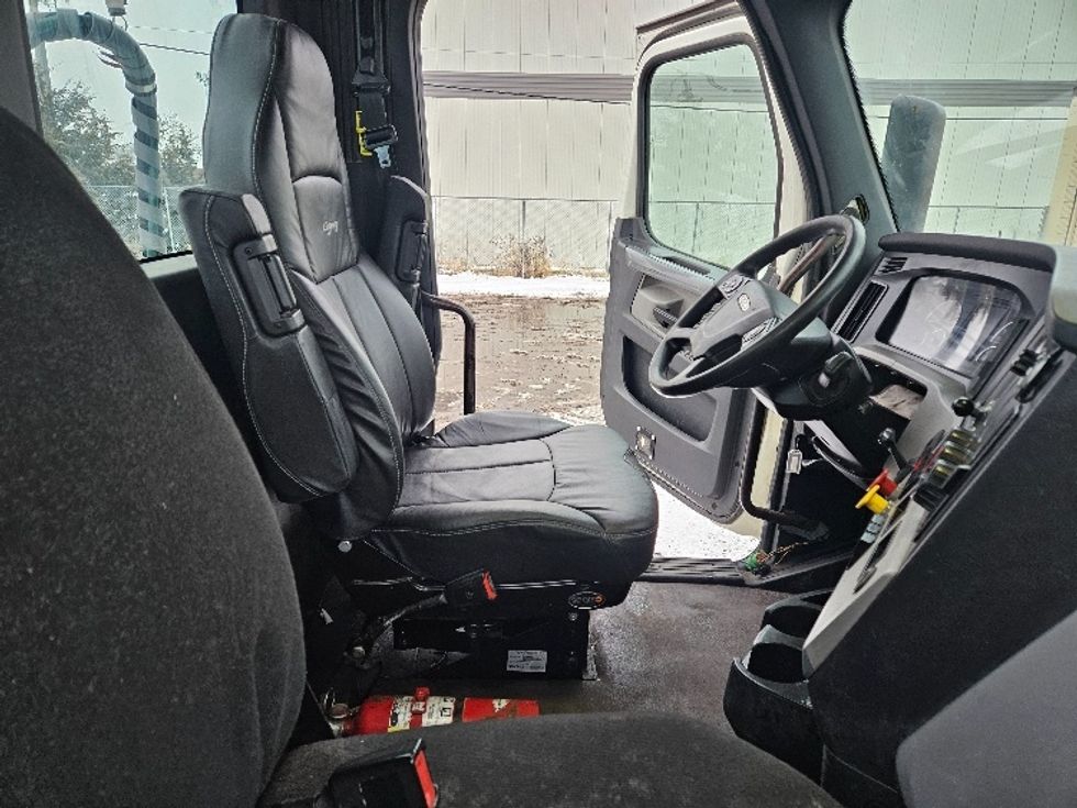 Day Cab Tractor-Heavy Duty Tractors-Freightliner-2019-T12664ST-Brooklyn Park-MN-276,488\n\t\tmiles-$ 49,000 - Image 14