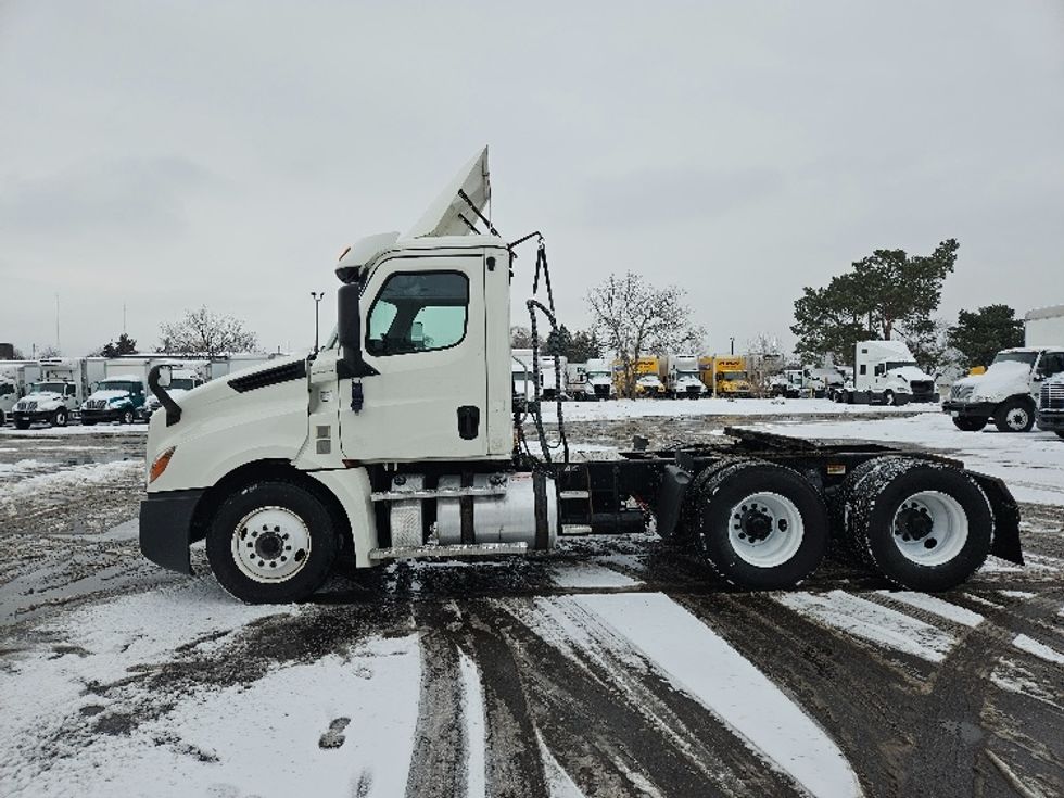 Day Cab Tractor-Heavy Duty Tractors-Freightliner-2019-T12664ST-Brooklyn Park-MN-276,488\n\t\tmiles-$ 49,000 - Image 4