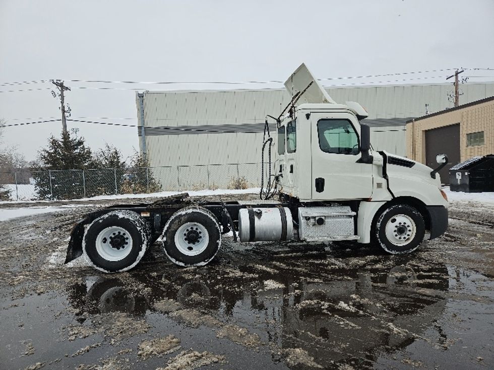 Day Cab Tractor-Heavy Duty Tractors-Freightliner-2019-T12664ST-Brooklyn Park-MN-276,488\n\t\tmiles-$ 49,000 - Image 8