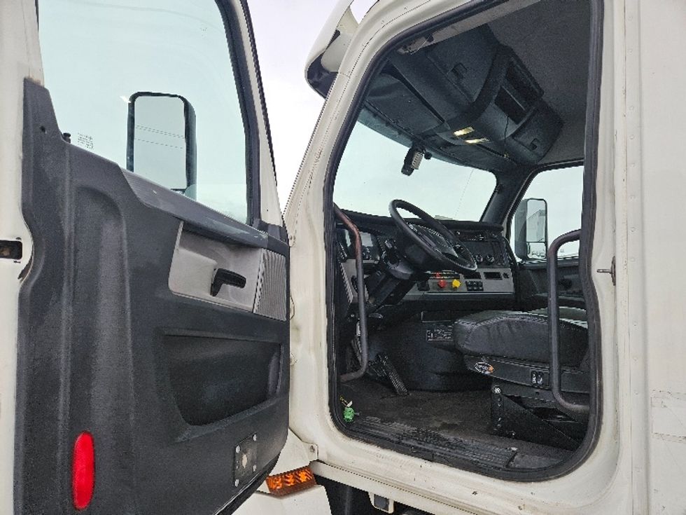 Day Cab Tractor-Heavy Duty Tractors-Freightliner-2019-T12664ST-Brooklyn Park-MN-276,488\n\t\tmiles-$ 49,000 - Image 9