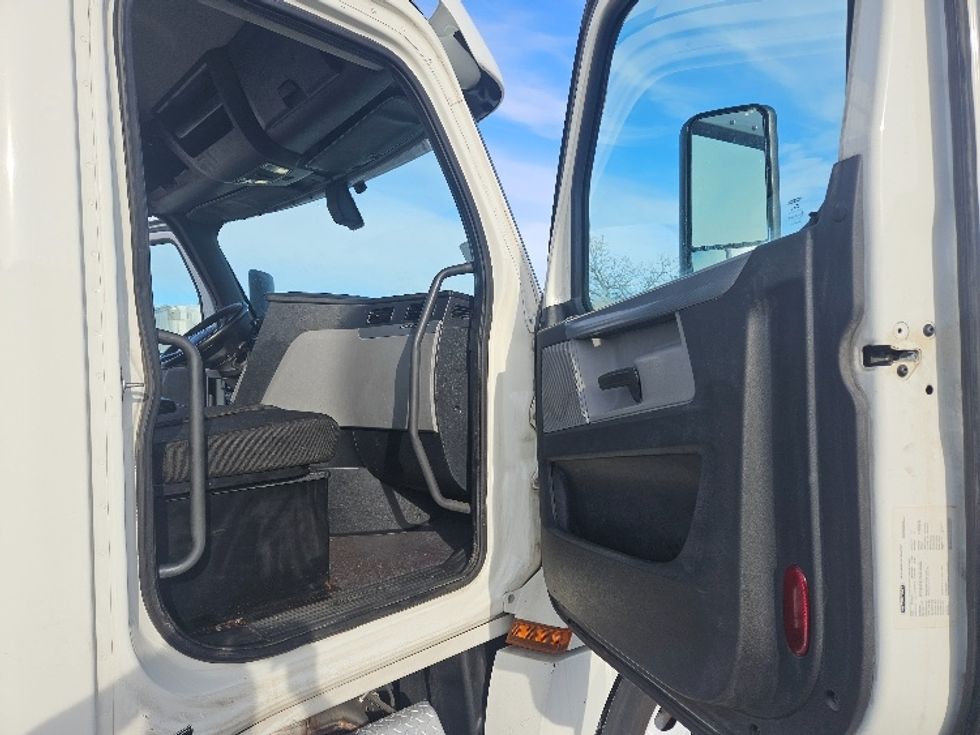 Day Cab Tractor-Heavy Duty Tractors-Freightliner-2019-T12664ST-Brooklyn Park-MN-313,815\n\t\tmiles-$ 46,500 - Image 12
