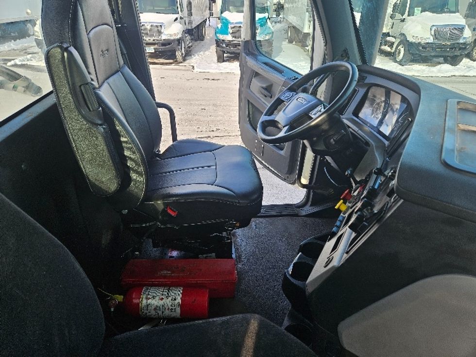 Day Cab Tractor-Heavy Duty Tractors-Freightliner-2019-T12664ST-Brooklyn Park-MN-313,815\n\t\tmiles-$ 46,500 - Image 14