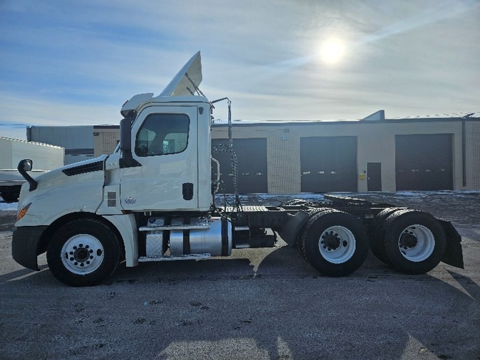 Day Cab Tractor-Heavy Duty Tractors-Freightliner-2019-T12664ST-Brooklyn Park-MN-313,815\n\t\tmiles-$ 46,500 - Image 4